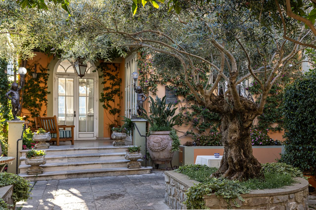 Comment aménager une terrasse moderne avec un filet de camouflage renforcé ?